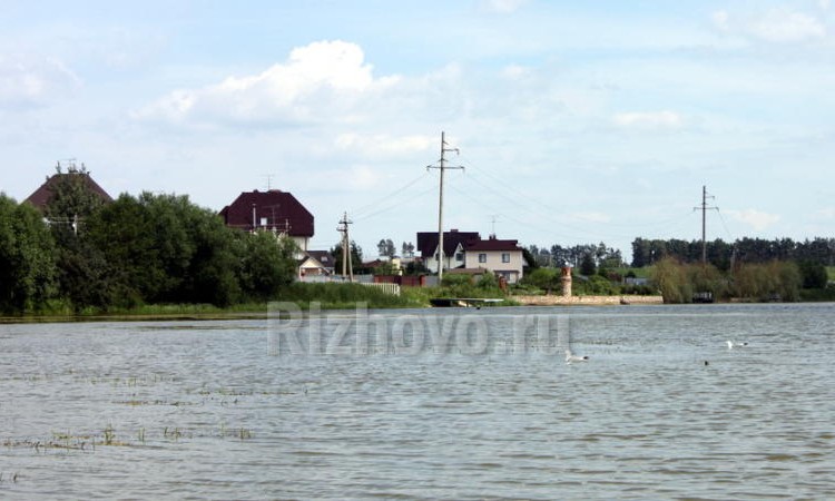 Дом у реки